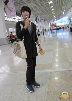 ユン・シユン、空港ファッションもキム・タックのように
