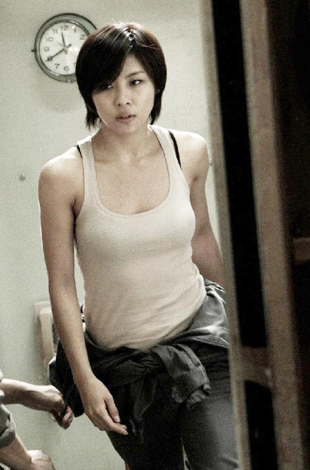 ハ・ジウォン、アクション映画で隠された筋肉を公開
