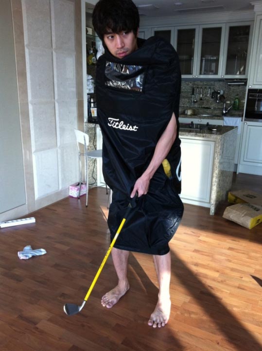 エリックがゴルフバッグを着た爆笑写真を公開