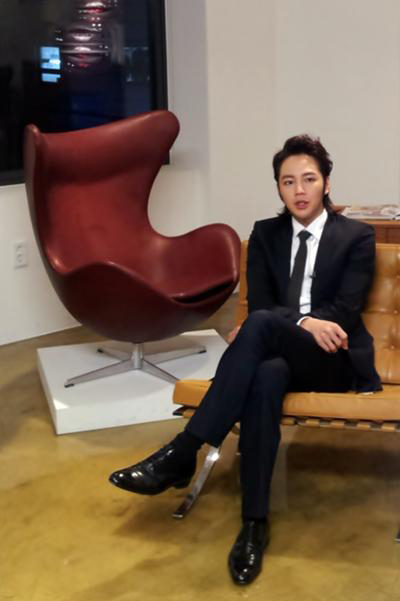 俳優チャン・グンソク、トップ級韓流スターらしく椅子も破格！