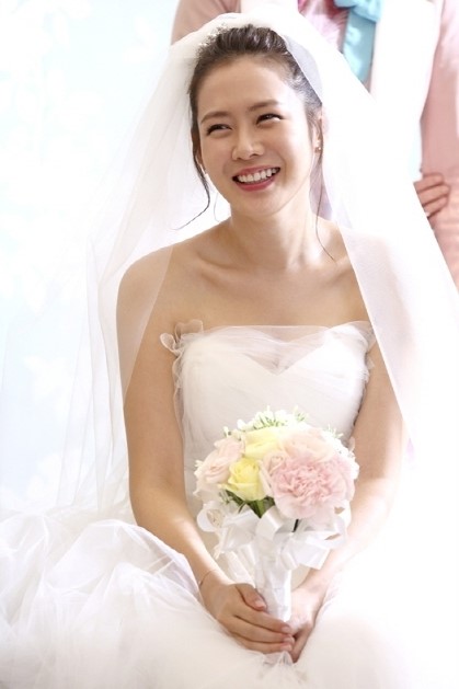 女優ソン・イェジン、清純ウエディングドレス姿を公開
