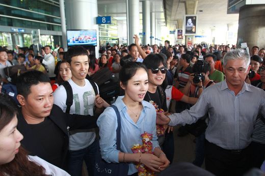 女優ハン・ガイン、ベトナムで熱い人気をアピール…空港に人だかり