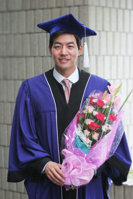 俳優イ・サンユン、凛々しいソウル大卒業写真を公開