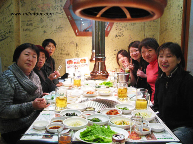 『韓国焼肉』　ソウルツアー初日の夕食ははやり～焼肉ですね。＾!＾＠　味付けかルビ、生カルビ、ホルモン、ミノなどなど～!＾＠日本の皆様美味しいカルビが待ってますよ。＊!＊