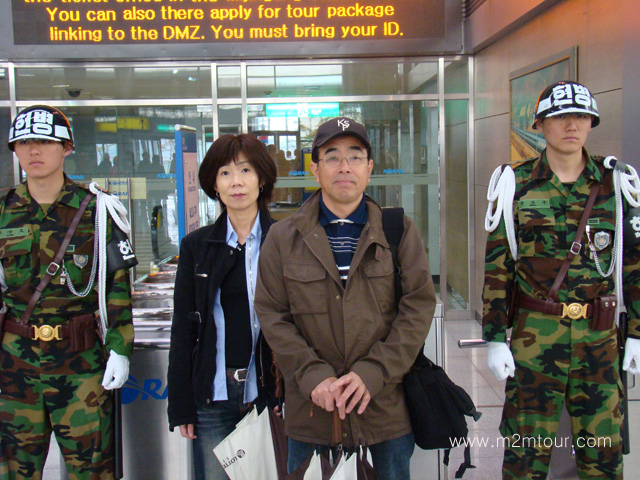 『トラ山駅』格好いい韓国の軍人と1枚。。。息子たちも軍隊にいかせて＾＾。。次回の韓国の旅行はつりぼり巡りツアーに。。。。＾＾
