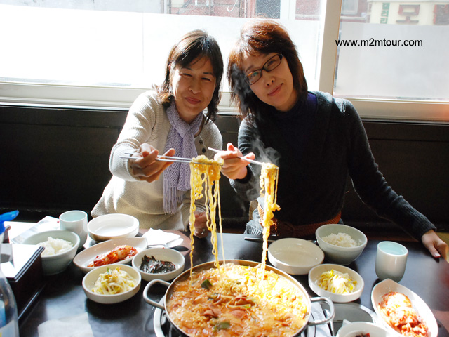 『部隊鍋』　お幸せそうな笑顔が素晴らしいでチュウ～ヒヒ～韓国料理は高いから美味しいんじゃなくて安いからおいしいかな～半分うそですね。＾＾！