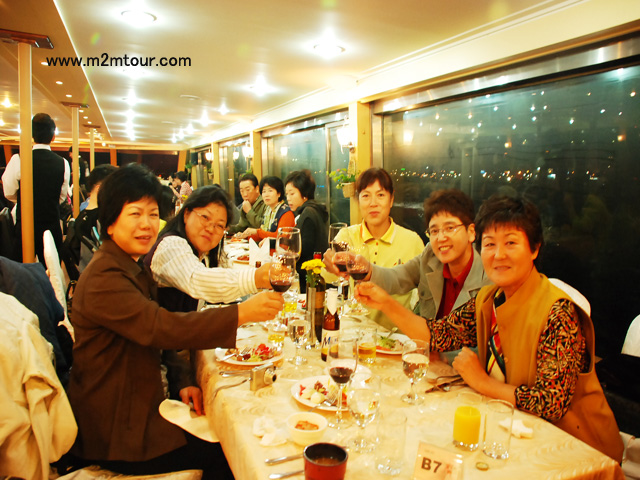 『漢江バイキング遊覧船』　3泊4日間朝から晩まで心行くまで韓国ソウルを楽しんで頂きました!?　沖縄からはるばる25年ぶりの海外旅行～＾＾紅葉も綺麗だったし、贅沢な4日間本当にお疲