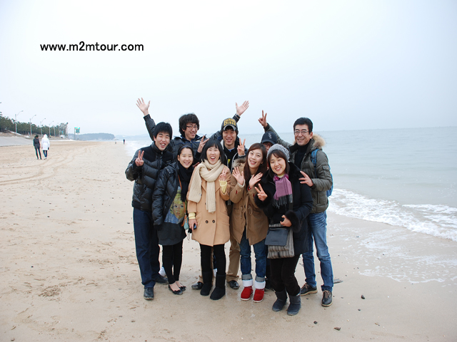『大川海水浴場』冬の海、しかも雪の中の空～韓国の若者との楽しいひと時～＾＾　お刺身が美味しかった。ハハハ