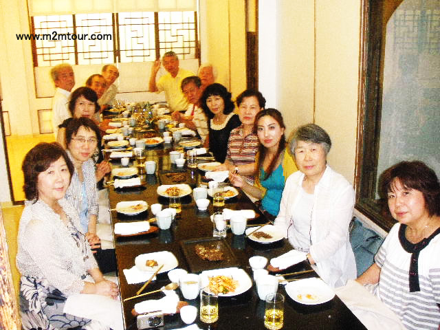 『韓定食』　14人の団体様～＾＾　なお、還暦お祝い韓国旅行、私も海外で還暦をむかいたいですね。＾＾～＊