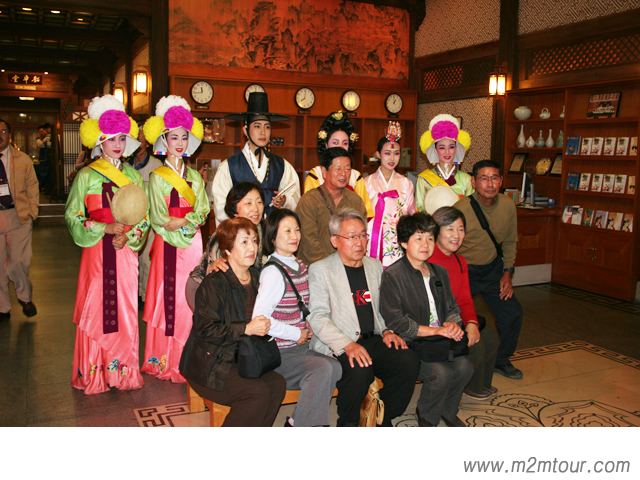 KOREA HOUSE、　韓定食の後観覧する市民劇場の伝統舞踊はなかなか韓国人にしても贅沢な風流でありますね。