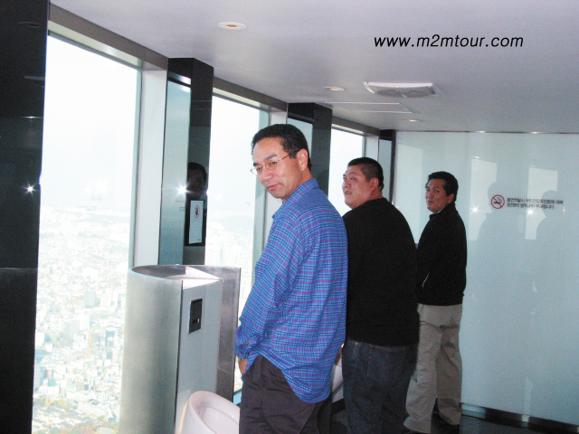 ソウルタワーの男性トイレです、、@^!^@　韓国ソウルで一番高いとされるトイレでする？？は最高ですよ。でも、、恥かし～～い!^@