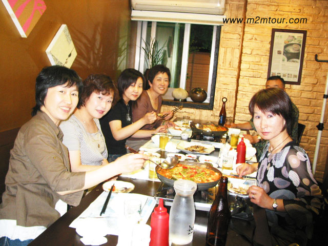 綺麗な女性5人組の韓国旅行、、、中に一人は男性、、、最後まで無視ですね。＾!＾＠＠＠　食べ物も楽しく召し上がるとそのまま肉になるとか、、本当に！？！？