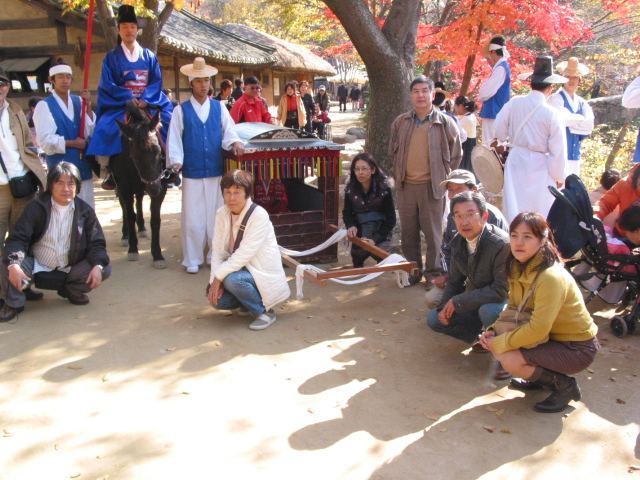 民族村での韓国伝統の結婚式をみた感想は、、、一言お願いしたいですが誰が話してくれますか？？？