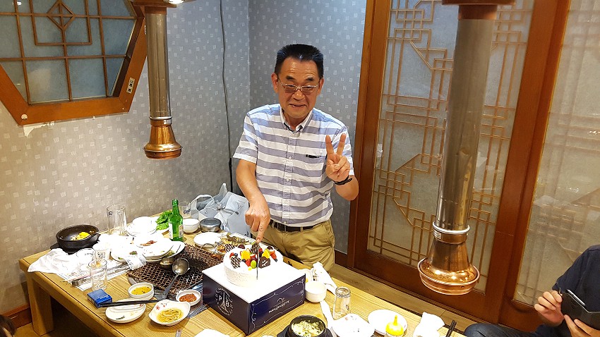 駒沢大学の大先輩の誕生日会がソウルの焼肉屋で盛大に行われました。^^＊