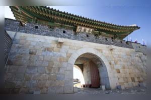 ２００年前の城塞がそのまま現存されて、世界遺産に登録させている『水原華城』