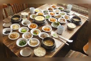 3０種類の韓食のおかずと土俗的な食べ物を美味しく安く食べれる所『シゴルバッサン』