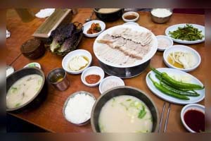 釜山の代表郷土食べ物　トェジクックバブ