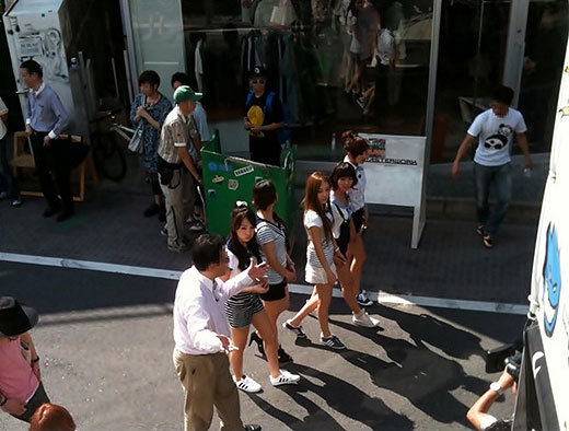 ＫＡＲＡ、日本の街頭にマリンルックで出現