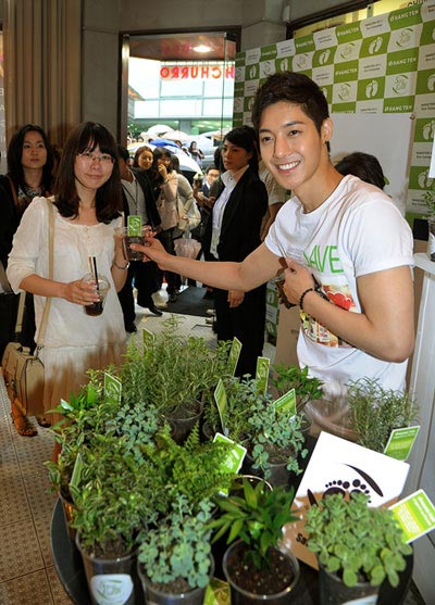 キム・ヒョンジュンがイケメンバリスタに変身